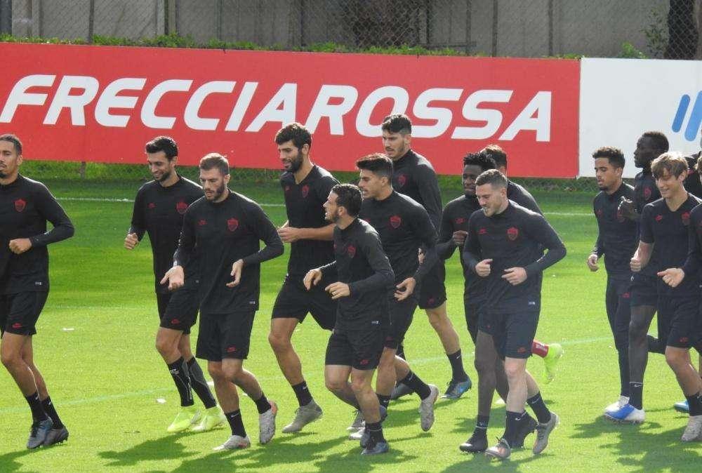 TRIGORIA - Giri di campo, attivazione, torello. Gestione fisica per Spinazzola. Differenziato sul campo per Mkhitaryan. FOTO! VIDEO!