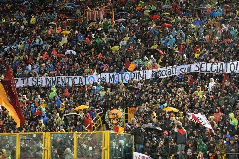 LA VOCE DELLA SERA - Bologna-Roma 2-2, solo un punto nel diluvio del Dall'Ara. Garcia: "È stata una parodia del calcio". Maicon: "Il campo non ci ha aiutato"