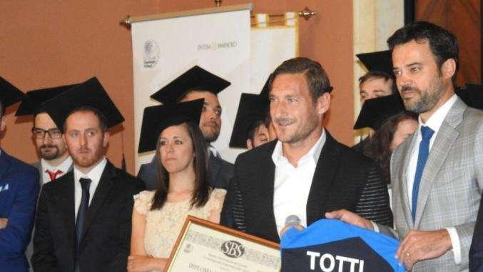 CONI - Diploma Honoris Causa per Totti: "Cosa faccio lunedì? Vado a pesca. Lo sport ti aiuta ad andare avanti con la vita. Parole di Maradona? Ora posso anche smettere". FOTO! VIDEO!