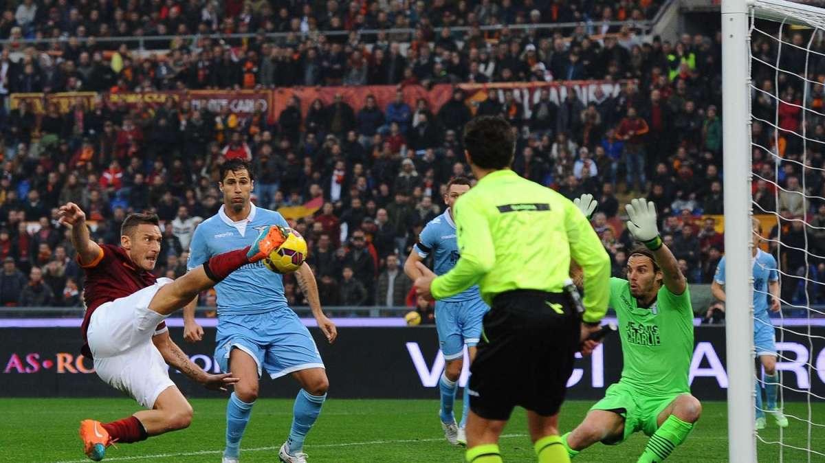 Accadde oggi - Totti salva la Roma e si scatta un selfie. Il Mirror: "Noi odiamo i selfie ma solo per i comuni mortali, Totti può fare ciò che vuole". De Rossi: "Chi dice che io e Totti siamo nemici è un maiale con il microfono"