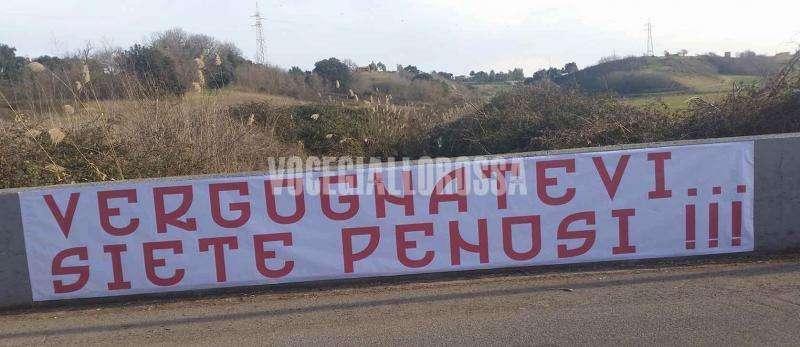 Trigoria, striscione contro la squadra: "Vergognatevi". FOTO!