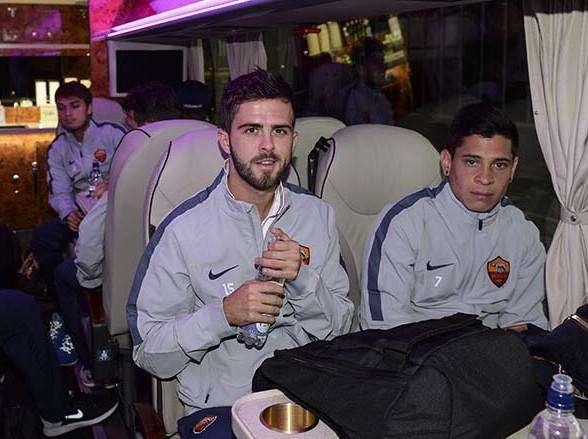 Twitter AS Roma - I giallorossi sono atterrati all'aeroporto di Manchester. FOTO!
