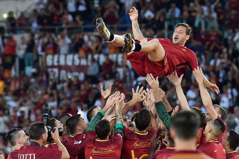 OLIMPICO - Totti dà l'addio alla Roma tra le lacrime dei compagni: "Io starei qui altri 25 anni, ma ora è finita veramente. Grazie, vi amo!". VIDEO!
