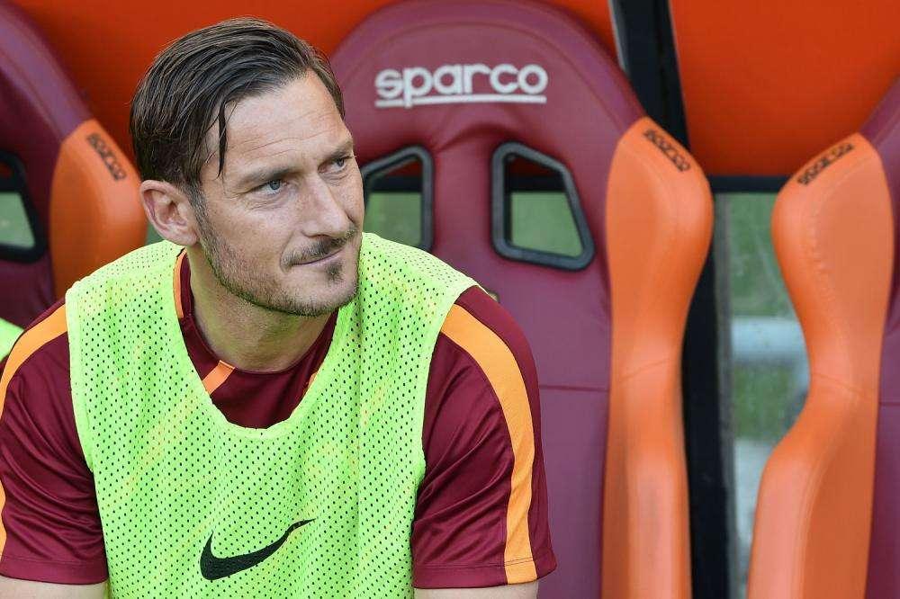 Totti gioca a padel con Puyol. VIDEO!