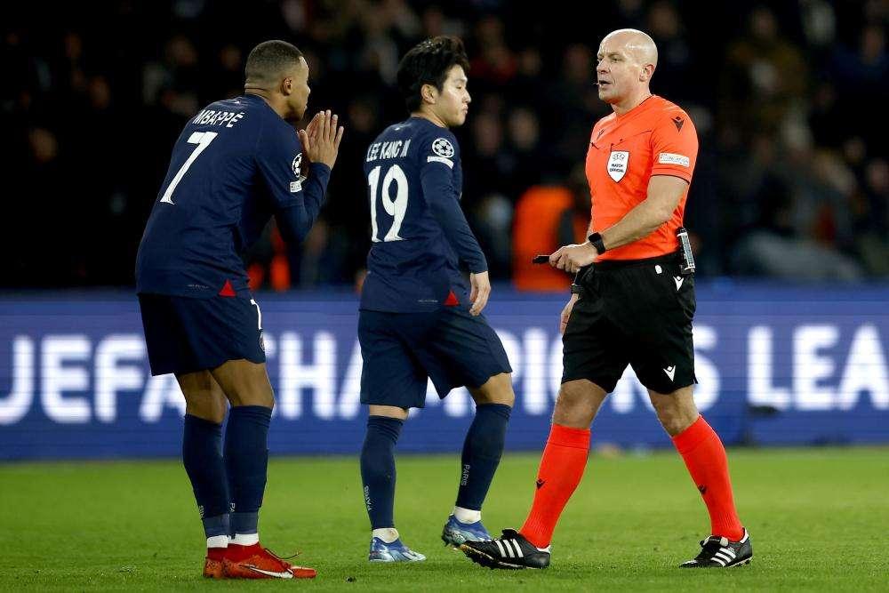 Rigore dubbio in PSG-Newcastle, l'UEFA rimuove l'arbitro al VAR