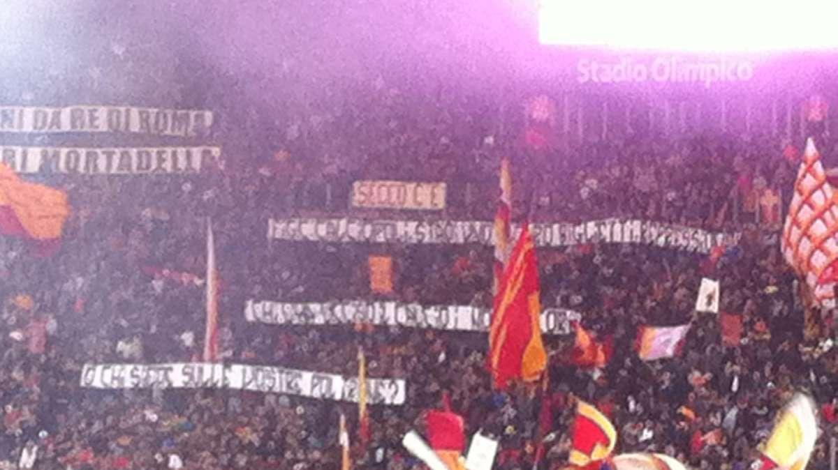 La Sud contro le squalifiche delle curve: "Il calcio lo uccide i nostri cori o chi siede sulle vostre poltrone?" FOTO!