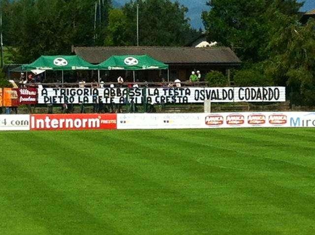 "Osvaldo codardo", striscione contro l'attaccante. FOTO!