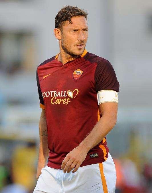 Twitter, Serie A: "Roma, sotto la fascia di capitano pulsa sangue romano e romanista". FOTO!