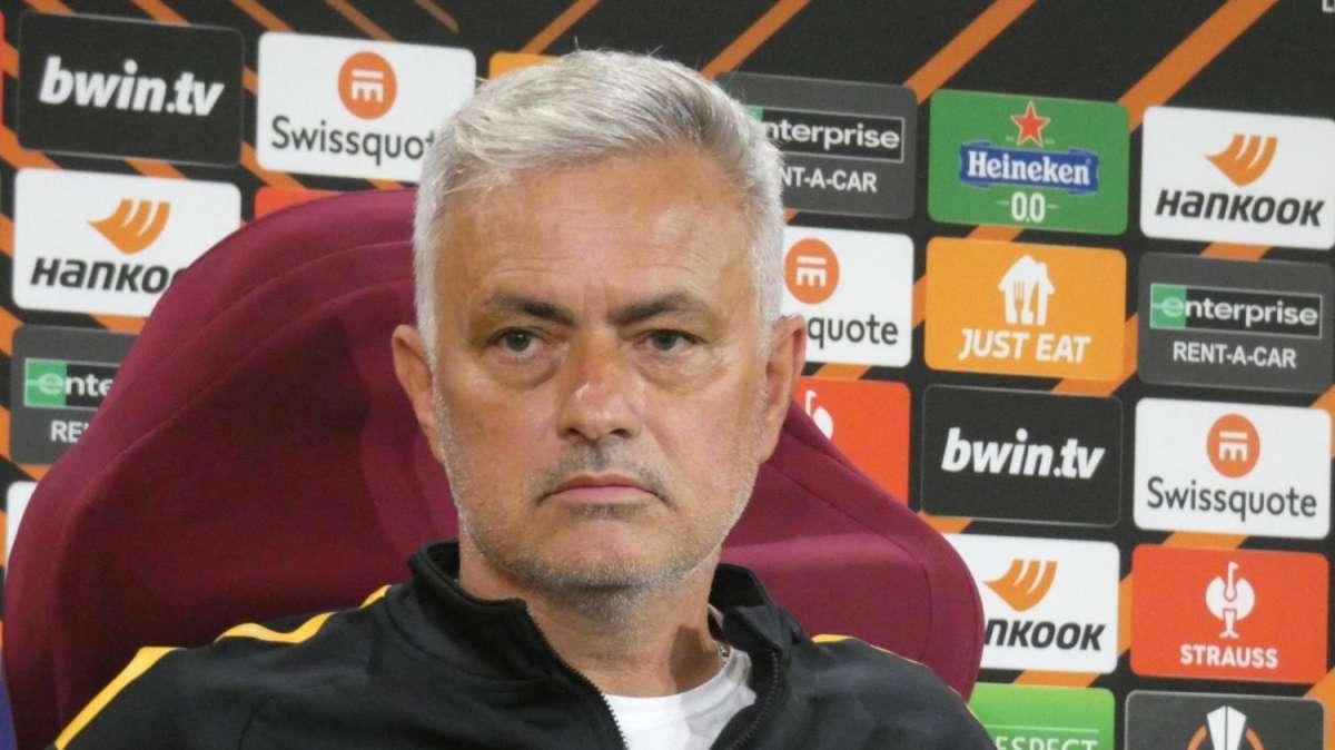 Mourinho: "Con Cristante in difesa siamo peggiorati. Io non sono il problema, non lo accetto. Rinnovo? In nessun altro club ho avuto più piacere di lavorare"