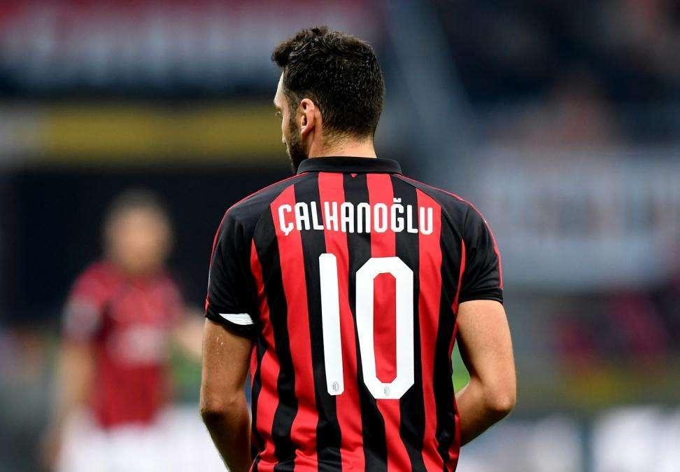 Milan, cedere Calhanoglu per finanziare il mercato