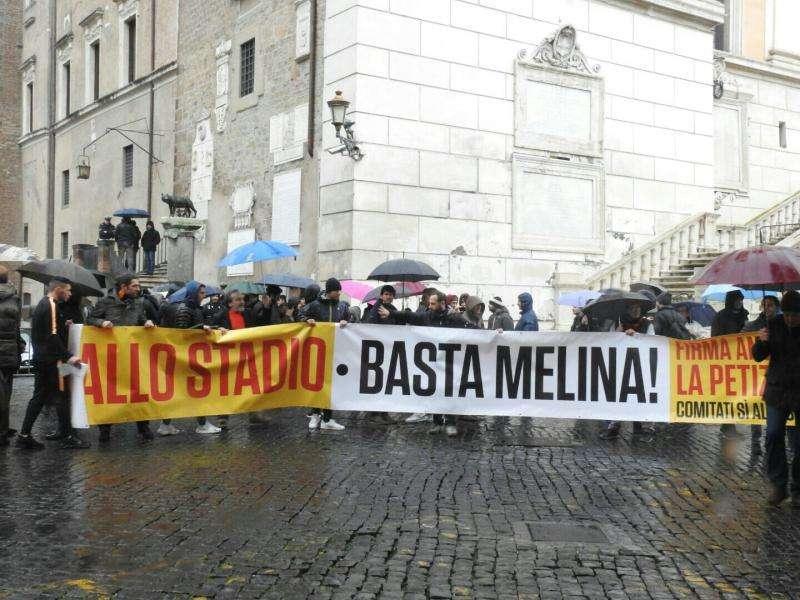 Campidoglio, cori dei tifosi: "Virginia famolo sto stadio". VIDEO !