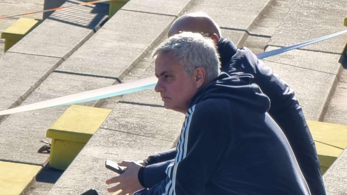 VG - Mourinho assiste alla gara della Primavera. Presenti anche alcuni giocatori della prima squadra. FOTO! VIDEO!