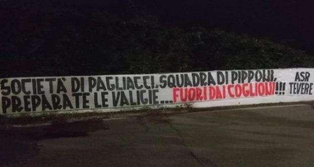 Striscione esposto a Trigoria: "Società di pagliacci, squadra di pipponi, preparate le valigie". FOTO!