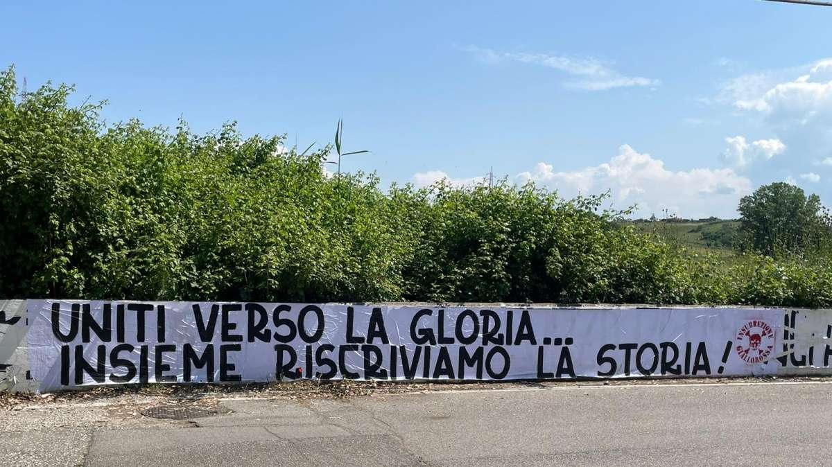 Trigoria, esposti due striscioni: "Uniti verso la gloria, insieme riscriviamo la storia"
